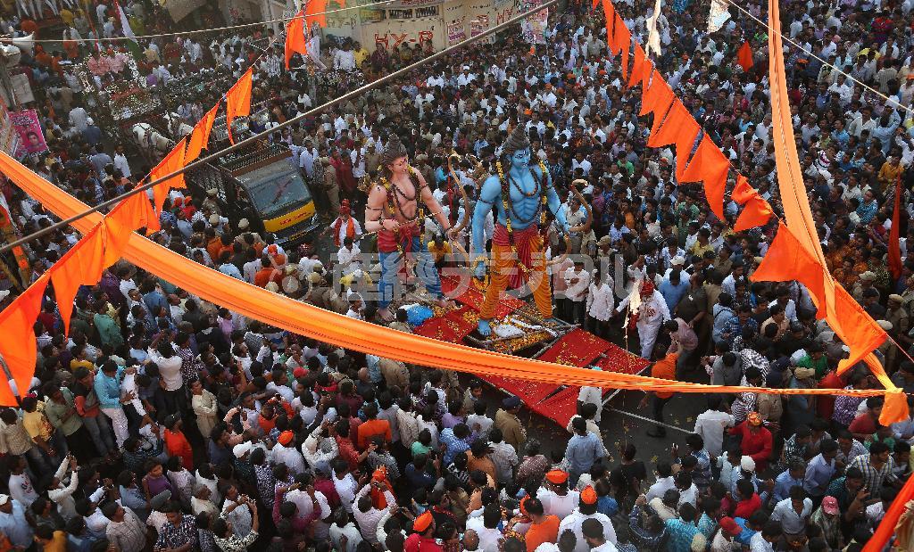 ヒンズー教の祭り「ラーマ・ナバミ」で、巨大なラーマ王子の像（青い像）の回りを取り囲む信者たち＝２０１５年３月２８日、インド・テランガーナ州ハイデラバード（ＡＰ）