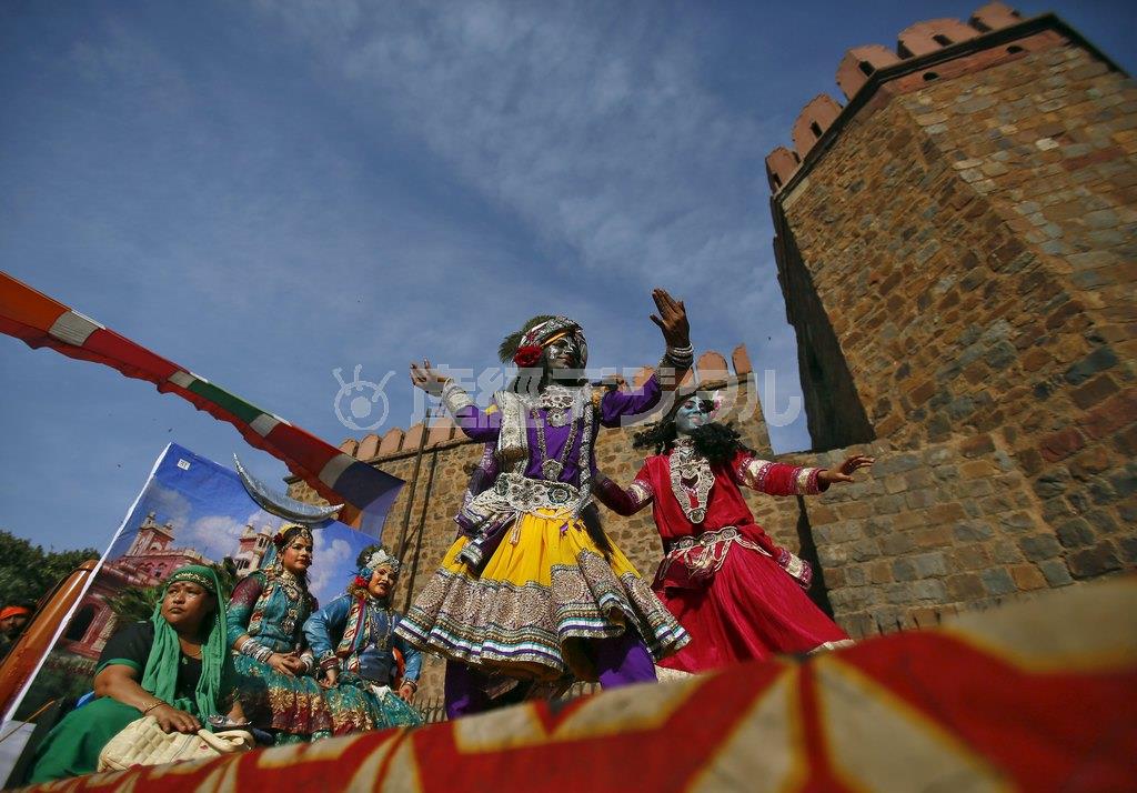 祭りの行列に参加する踊り子たち＝２０１５年３月２８日、インド・首都ニューデリー（ロイター）