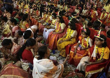 ヒンズー教の祭り「ラーマ・ナバミ」の期間中、生きた女神「クマリ」としてあがめられる少女たち＝２０１５年３月２８日、インド・西ベンガル州コルカタ（ＡＰ）