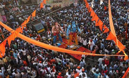 ヒンズー教の祭り「ラーマ・ナバミ」で、巨大なラーマ王子の像（青い像）の回りを取り囲む信者たち＝２０１５年３月２８日、インド・テランガーナ州ハイデラバード（ＡＰ）