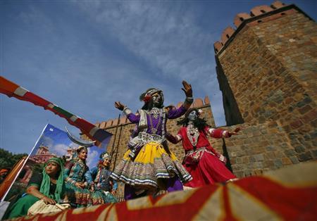 祭りの行列に参加する踊り子たち＝２０１５年３月２８日、インド・首都ニューデリー（ロイター）