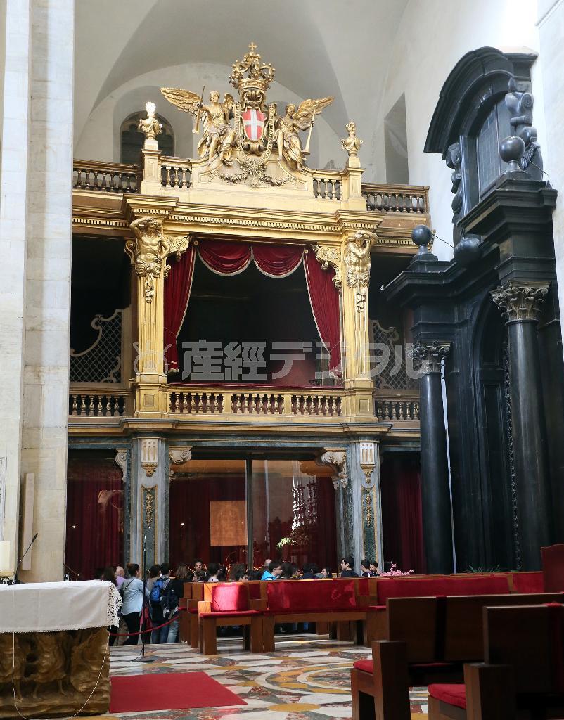聖骸布は、聖ヨハネ大聖堂を入って左奥に安置されている。防弾、防水、防火処理の施された分厚いガラスで仕切られており、その前には人だかりができていた＝２０１４年５月８日、イタリア・ピエモンテ州トリノ（小野淳一撮影）