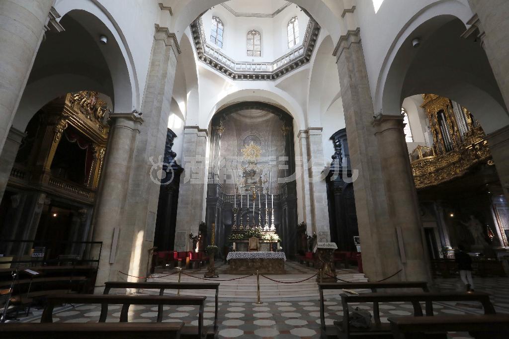 イタリア・ピエモンテ州トリノにある聖ヨハネ大聖堂。正面が主祭壇で、左手奥に「キリストの聖骸布」が収められている＝２０１４年５月８日（小野淳一撮影）