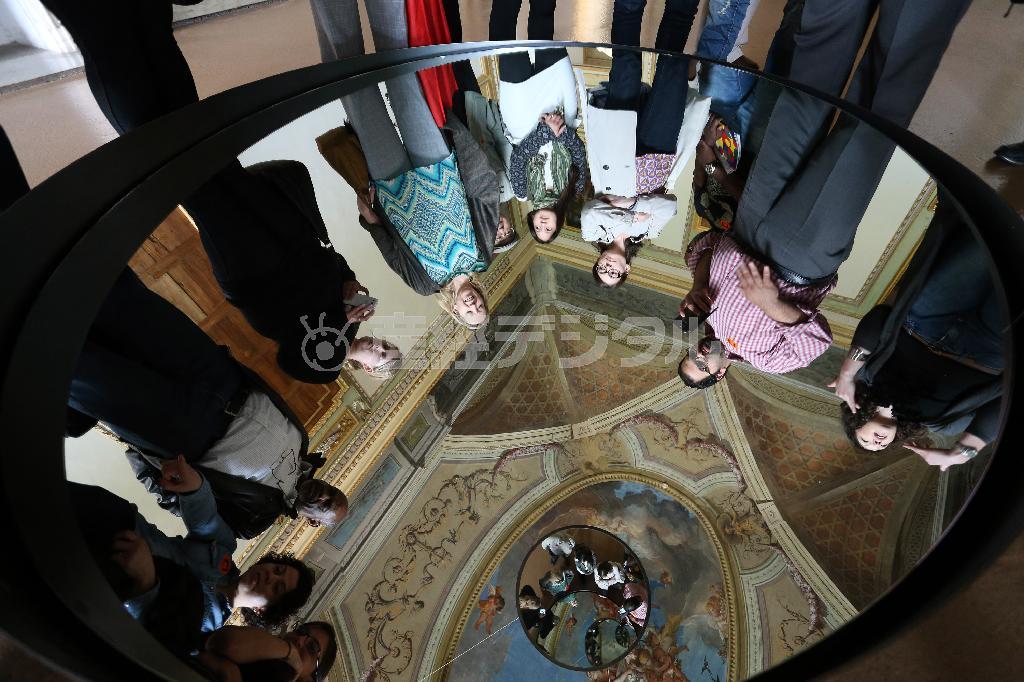イタリア王家の居所を美術館にした「カステッロ・ディ・リヴォリ現代美術館」。イタリアを代表する現代美術館のひとつとなっている。天井と床に円形の鏡が置かれた展示など個性的なものが多い＝２０１４年５月８日、イタリア・ピエモンテ州トリノ（小野淳一撮影）
