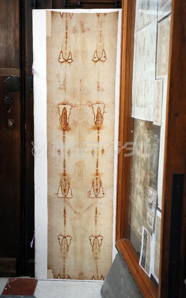 聖ヨハネ大聖堂に安置されている聖骸布（せいがいふ）。これは本物ではなく、忠実に再現したレプリカだ＝２０１４年５月８日、イタリア・ピエモンテ州トリノ（小野淳一撮影）