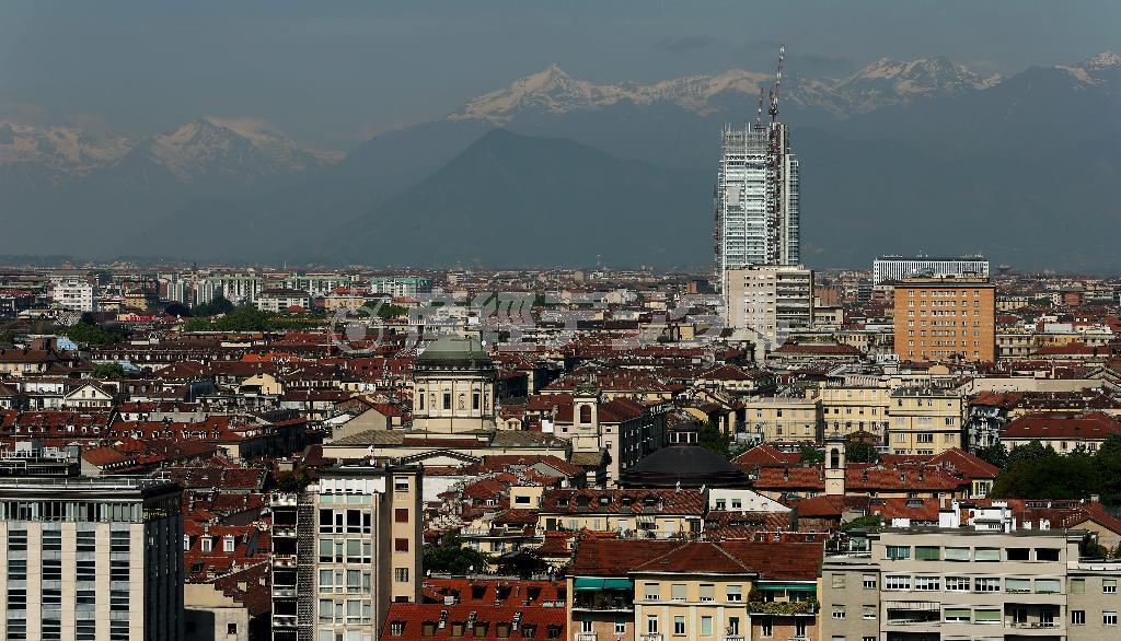 トリノは２００６年冬季五輪が開催された町。豪華で歴史ある建物の背景にアルプス連邦を望むことができる＝２０１４年５月８日、イタリア・ピエモンテ州トリノ（小野淳一撮影）