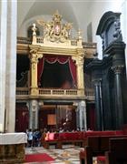 聖骸布は、聖ヨハネ大聖堂を入って左奥に安置されている。防弾、防水、防火処理の施された分厚いガラスで仕切られており、その前には人だかりができていた＝２０１４年５月８日、イタリア・ピエモンテ州トリノ（小野淳一撮影）