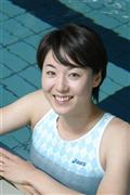 【笑顔のアスリート学】萩原智子さん。１９８０年４月１３日、山梨県生まれ。身長１７８センチの大型スイマーとして、２０００年シドニー五輪女子２００メートル背泳ぎ４位、女子２００メートル個人メドレーで８位入賞。０２年の日本選手権で史上初の４冠達成。０４年にいったん現役引退し、０９年に復帰。子宮内膜症、卵巣嚢腫（のうしゅ）の手術を乗り越え、現在は講演、水泳教室やキャスターなどの仕事をこなす＝２００７年７月１７日（提供写真）