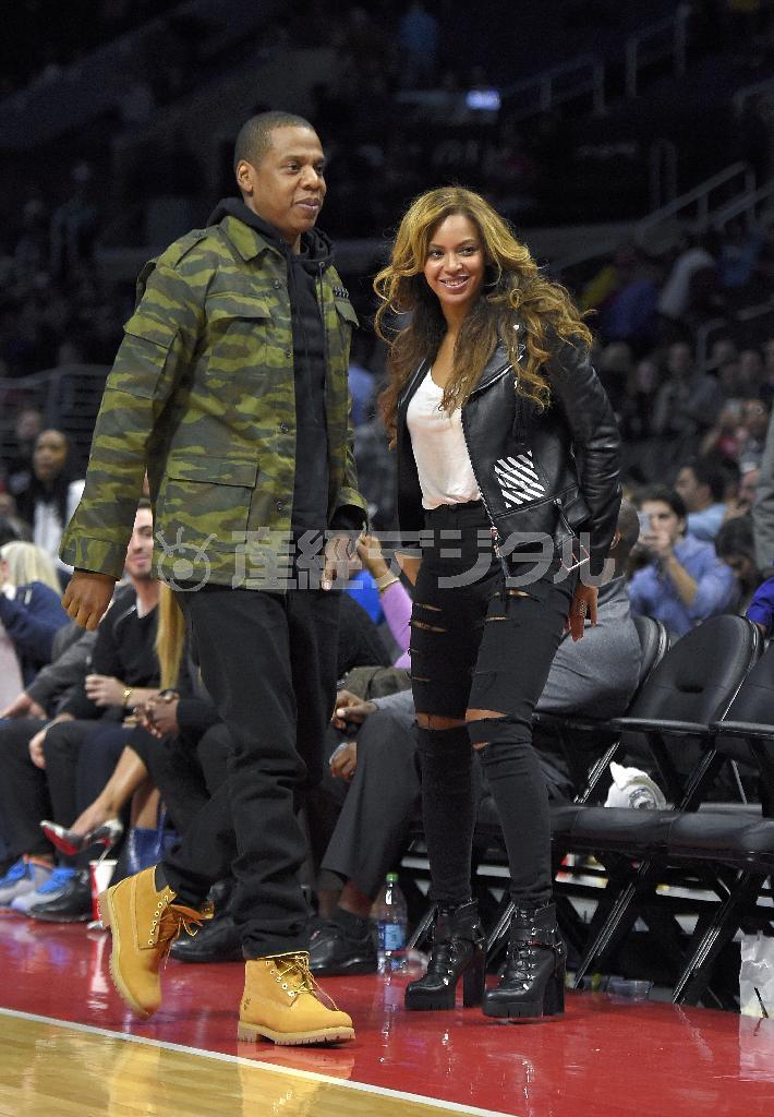 米歌手、ビヨンセさん（右）と米歌手の夫、ジェイ・Ｚさん＝２０１５年１月２２日、米カリフォルニア州ロサンゼルス（ＡＰ）