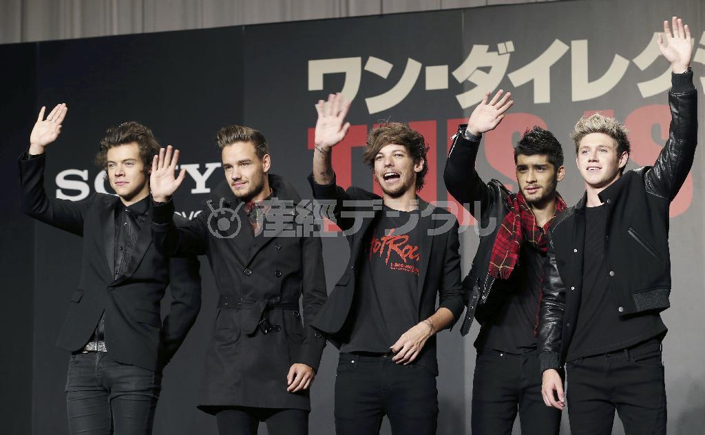 英ボーイズグループ「ワン・ダイレクション」を脱退したゼイン・マリクさん（右から２人目）＝２０１３年１１月３日、千葉県千葉市美浜区（ＡＰ）