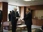 火災事故の報告を東海市の鈴木淳雄市長（右）に手渡す新日鉄住金の進藤孝生社長＝７日、愛知県東海市中央町の市役所