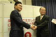 インターネット通販で協力することを発表した楽天の三木谷浩史会長兼社長（左）と日本郵便の高橋亨社長＝６日午後、東京都千代田区