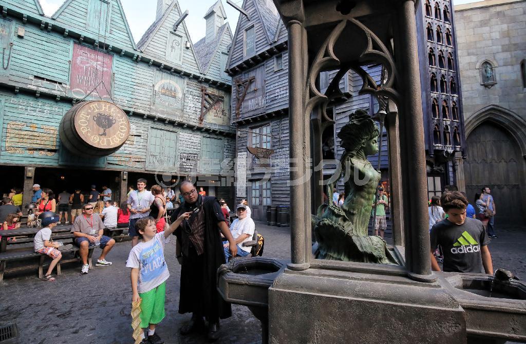 映画「ハリーポッター」に出てくるロンドンの街並みを再現した新アトラクション「ダイアゴン横町」では、観光客は「魔法の杖」を使って街角に仕掛けられた「魔法」を発動させることもできる＝２０１４年１２月４日、米フロリダ州オーランドのユニバーサル・スタジオ・フロリダ（早坂洋祐撮影）