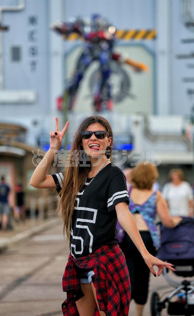 ユニバーサル・スタジオ・フロリダの楽しいアトラクションの数々に、気分が盛り上がる観光客＝２０１４年１２月４日、米フロリダ州オーランド（早坂洋祐撮影）