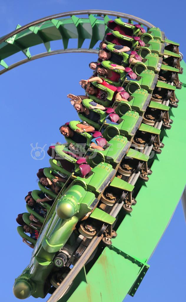 複雑な軌道で無重力体験。ユニバーサル・スタジオのテーマパーク「アイランド・オブ・アドベンチャー」では絶叫系ジェットコースターも大人気だ＝２０１４年１２月４日、米フロリダ州オーランド（早坂洋祐撮影）