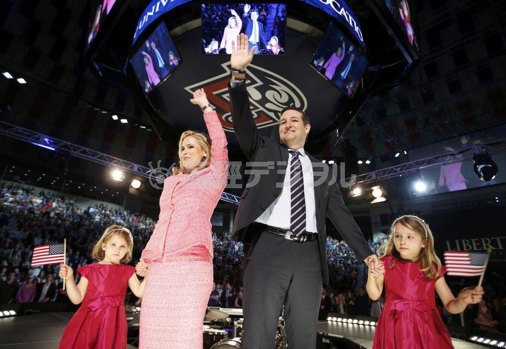 米バージニア州リンチバーグのリバティー大学で、家族を伴って大統領選への出馬をいち早く表明した共和党のテッド・クルーズ上院議員（右から２人目）。信仰を前面に出して選挙戦に臨む姿勢を明確にした＝２０１５年３月２３日（ロイター）