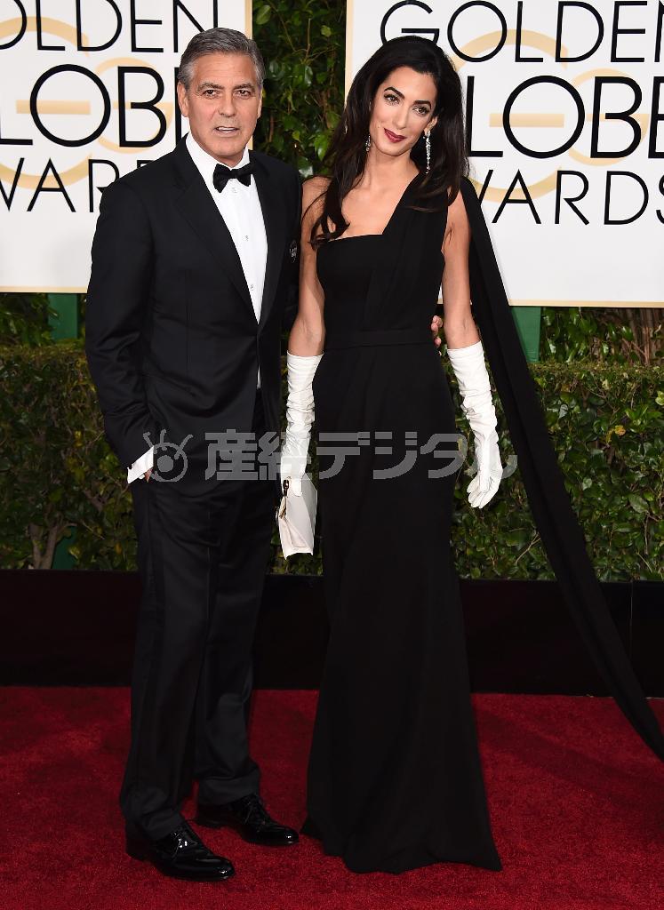 米俳優、ジョージ・クルーニーさん（左）と妻で英弁護士のアマルさん＝２０１５年１月１１日、米カリフォルニア州ビバリーヒルズ（ＡＰ）