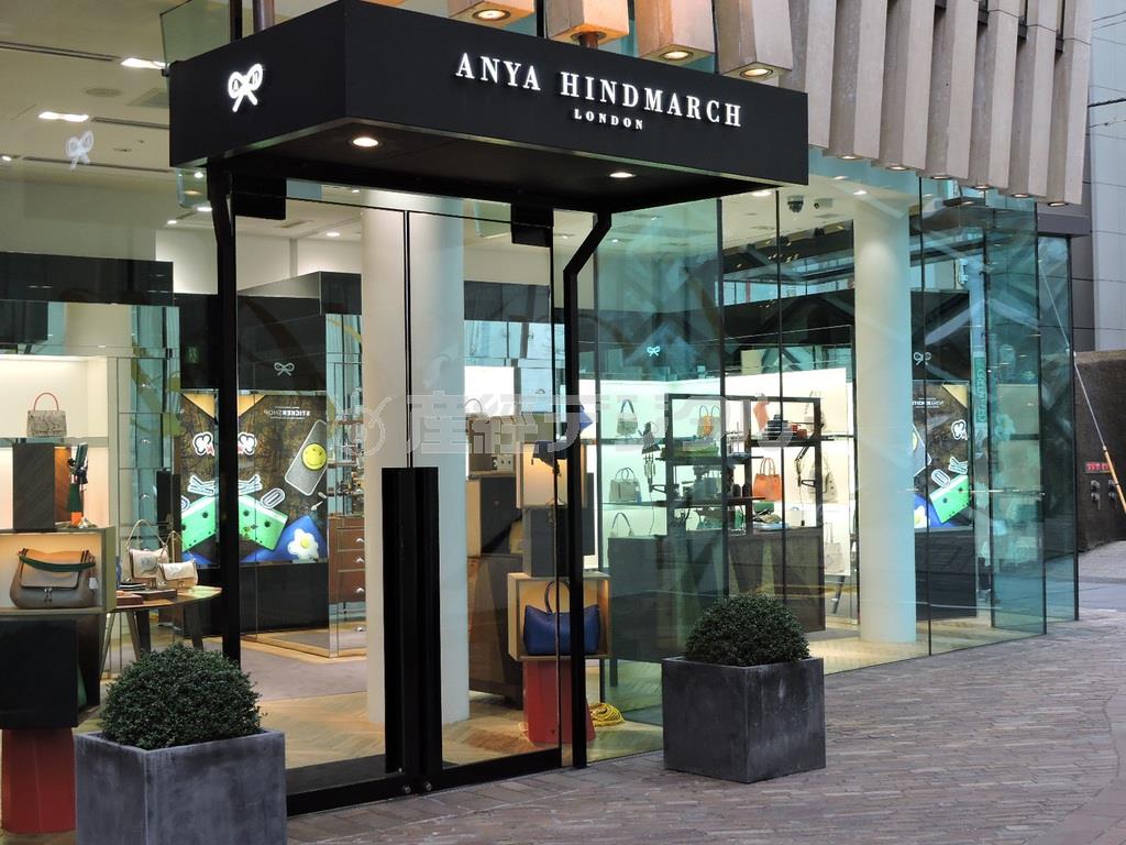 東京・青山の旗艦店はガラス張りの明るい雰囲気＝２０１５年３月１８日、東京都港区（藤沢志穂子撮影）