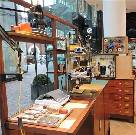 東京・青山の旗艦店には工房があり、手書きの文字や絵を革製品に刻印してくれる「ビスポーク」のほか各種サービスを行う＝２０１５年３月１８日、東京都港区（藤沢志穂子撮影）
