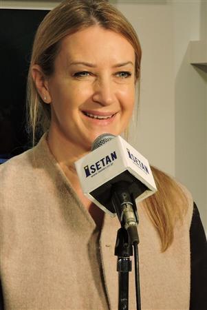 来日したアニヤ・ハインドマーチさん＝２０１５年３月１８日、東京都新宿区・伊勢丹新宿本店（藤沢志穂子撮影）