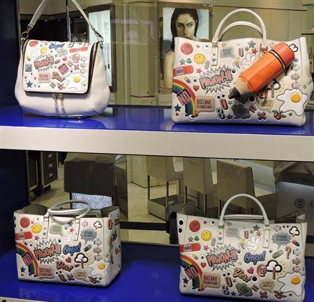 ステッカーを敷きつめようなたアイコンバッグ「オールオーバー・スティカーズ」のシリーズ。上段左はマキシ・ジップ・サッチェル（２１万円）、右はマキシ・イーブリー・フェザー・ウェイト（３２万円）とペンシル・クラッチ（１５万５０００円）。下段左はイーブリー・フェザー・ウェイトのスモール（２６万円）、右はラージ（３０万円）＝２０１５年３月１８日、東京都港区（藤沢志穂子撮影）
