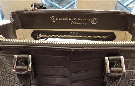 バッグの内側にメッセージやイラスト、名前を刻印できるビスポーク・イーブリー。写真はビスポーク・ミニ・イーブリーのアリゲーター素材で加工料込み１８０万円。牛革タイプでは２８万円で、サイズ違いもある＝２０１５年３月１８日、東京都港区（藤沢志穂子撮影）