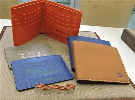 革小物には手書きの文章やイニシャルを入れるサービスがある。財布（奧と右、３万９０００円から）、カード入れ（左、２万３０００円）。刻印代は別＝２０１５年３月１８日、東京都港区（藤沢志穂子撮影）