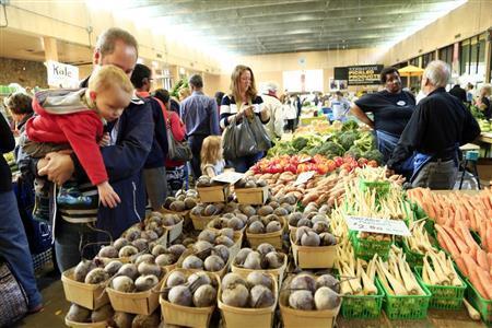 ２００年以上も前から続くトロントのセント・ローレンス・マーケットでの一枚です。カナダの市場では野菜の陳列が美しく、日本では見たことのない野菜がたくさんあり、横位置で広がりを見せる構図で規則正しく並んでいる様子を写すよう心がけました。手に触れてお父さんが子供に野菜の名前を教えている姿が印象的でした＝２０１４年１０月４日、カナダ・オンタリオ州（須藤夕子さん撮影）
