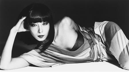 「三宅一生『馬の手綱』を着た小夜子」（横須賀功光さん撮影、１９７５年、提供写真）