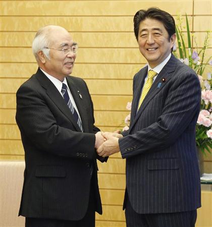 会談を前に握手するＪＡ全中の万歳章会長（左）と安倍首相＝７日午後、首相官邸