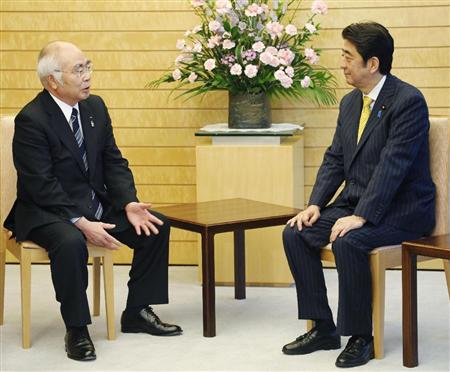 ＪＡ全中の万歳章会長（左）と会談する安倍首相＝７日午後、首相官邸