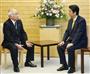 ＪＡ全中の万歳章会長（左）と会談する安倍首相＝７日午後、首相官邸