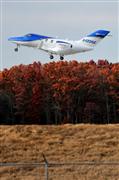 試験飛行のため離陸するホンダジェット＝２０１４年１１月２５日、米ノースカロライナ州（早坂洋祐撮影）