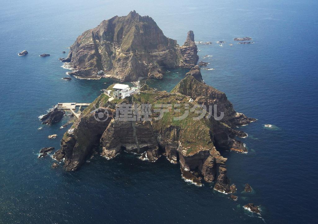 外交青書に「日本の領土」と明記された竹島＝２０１２年８月、島根県隠岐の島町（共同）
