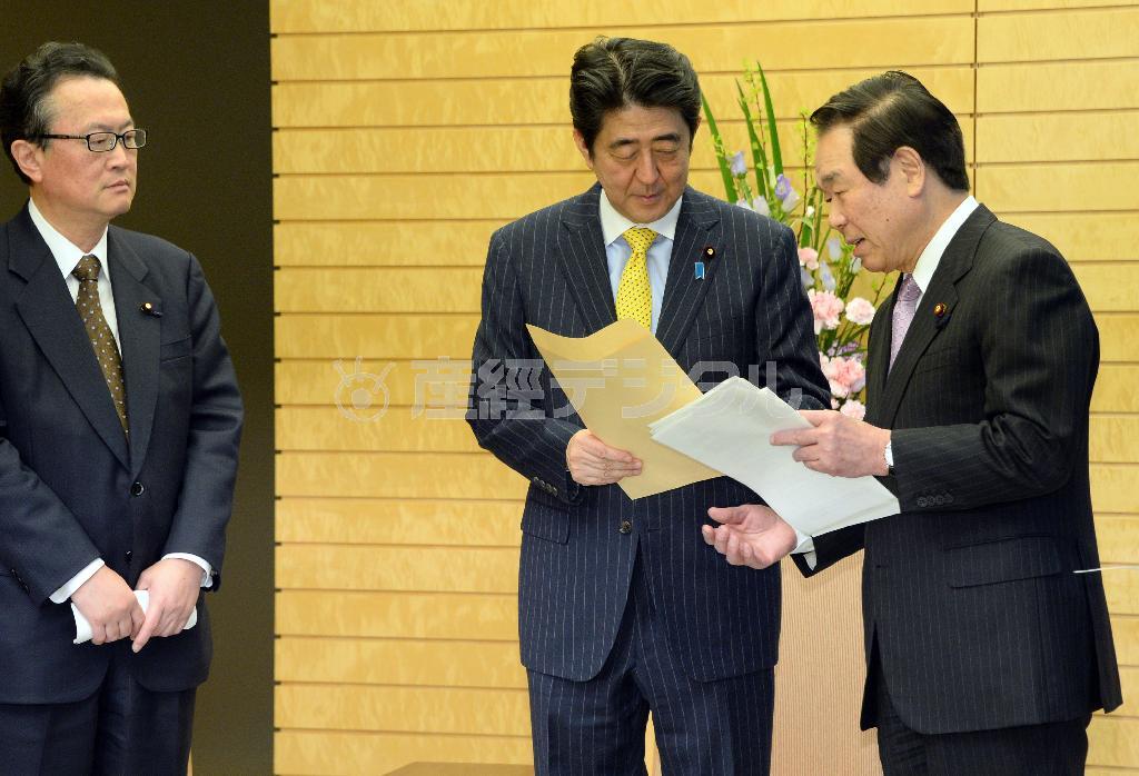 自民党の「原子力政策・需給問題等調査会」の額賀福志郎（ぬかが・ふくしろう）会長（右）からエネルギーミックス提言を受ける安倍晋三（しんぞう）首相。左端は船田元（ふなだ・はじめ）会長代理＝２０１５年４月７日午後、首相官邸（酒巻俊介撮影）