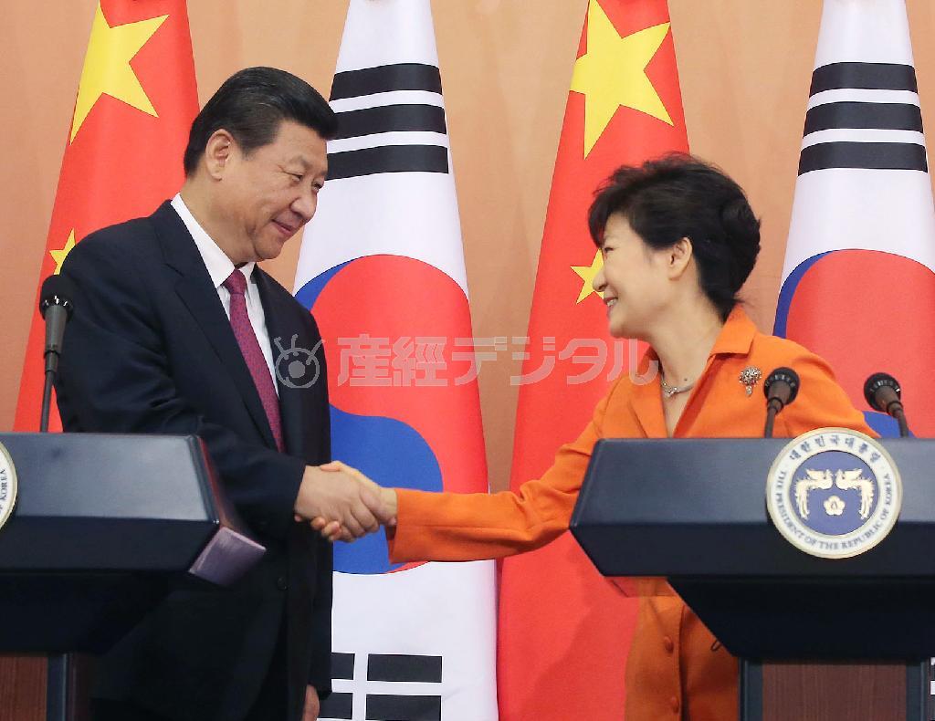 ２０１４年７月３日に韓国を訪問し、共同記者会見後に握手する中国の習近平国家主席（左）と韓国の朴槿恵（パク・クネ）大統領＝韓国・首都ソウル（聯合＝共同）