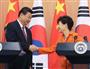 ２０１４年７月３日に韓国を訪問し、共同記者会見後に握手する中国の習近平国家主席（左）と韓国の朴槿恵（パク・クネ）大統領＝韓国・首都ソウル（聯合＝共同）