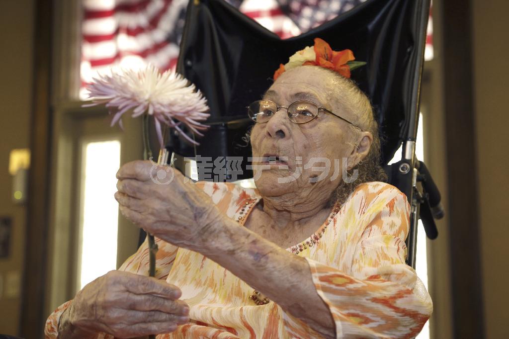 世界最高齢の１１６歳の女性、ガートルード・ウィーバーさん＝２０１４年７月３日、米アーカンソー州カムデン（ＡＰ）
