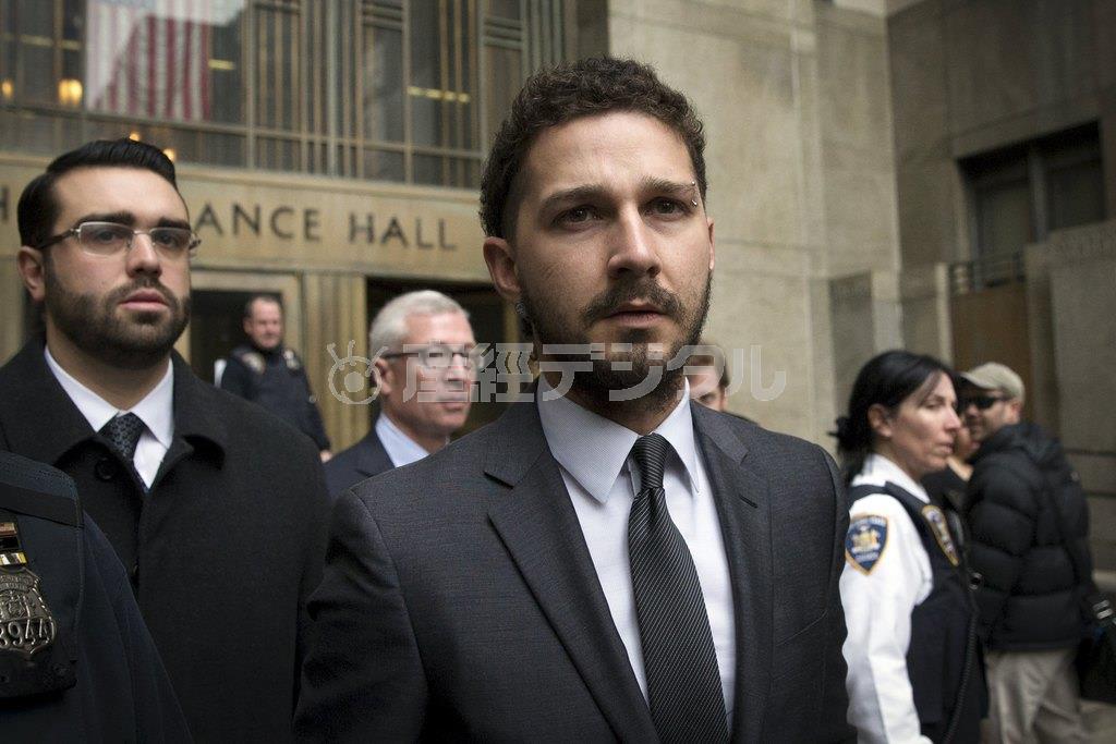 米俳優、シャイア・ラブーフさん（中央）＝２０１５年３月２０日、米ニューヨーク（ロイター）