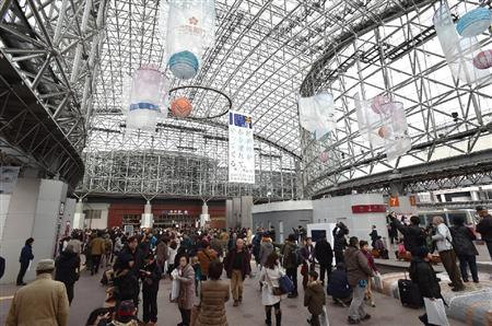 北陸新幹線が開業し大勢の人たちでにぎわうJR金沢駅＝１４日午前、石川県金沢市（頼光和弘撮影）