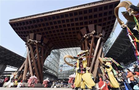 北陸新幹線開業を祝い、ＪＲ金沢駅前で披露された伝統芸能の踊り＝１４日午前
