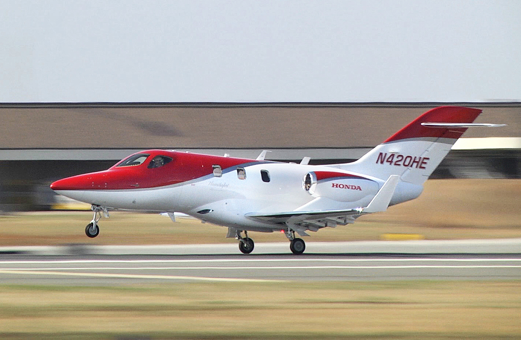 ワールドツアー出発に備えるホンダジェット