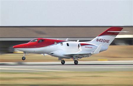 ワールドツアー出発に備えるホンダジェット