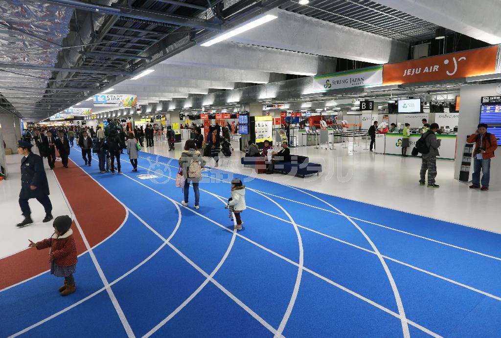 成田空港で開業した格安航空会社（ＬＣＣ）専用「第３旅客ターミナル」。コスト削減のため、天井はむき出しで、電子案内板などもない。代わりに、陸上トラックのようなレーンを設け誘導する工夫が施されていた＝２０１５年４月８日、千葉県成田市（蔵賢斗撮影）