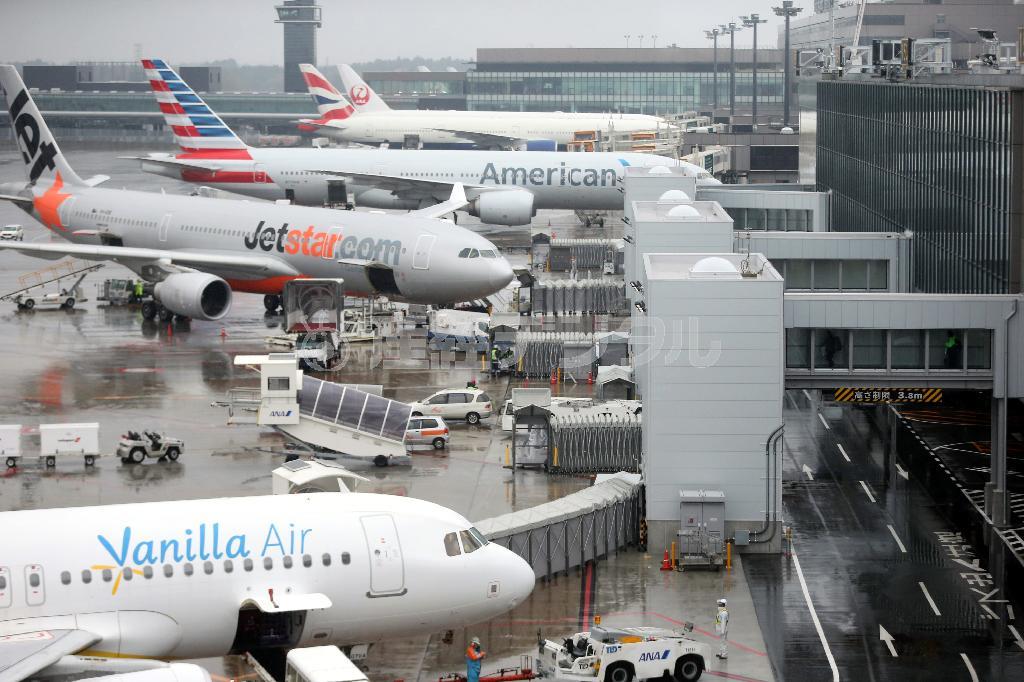 オープンした成田空港の第３旅客ターミナルに駐機する格安航空会社（ＬＣＣ）各社の旅客機＝２０１５年４月８日、千葉県成田市（蔵賢斗撮影）