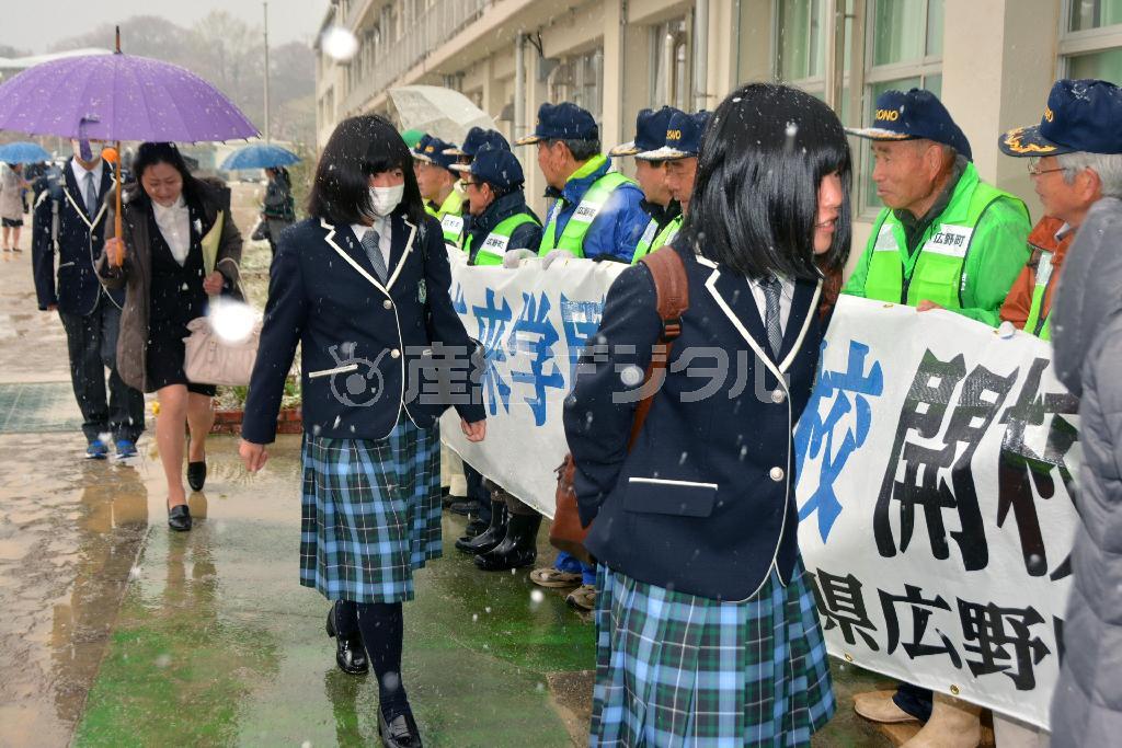 小雪が舞う中、初登校する県立ふたば未来学園高校の新入生ら＝２０１５年４月８日午前、福島県双葉郡広野町（共同）