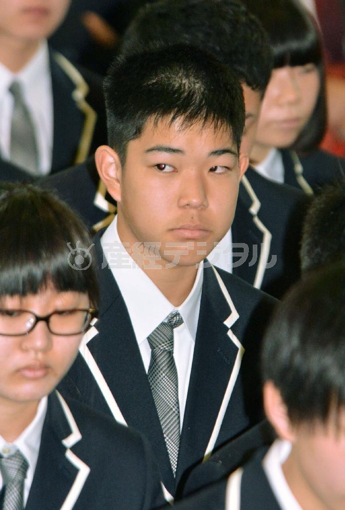 緊張した表情で県立ふたば未来学園高校の開校式に臨む佐藤勇樹君＝２０１５年４月８日午前、福島県双葉郡広野町（共同）