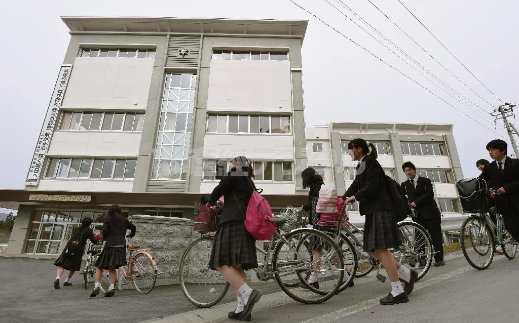 再建された校舎に登校する県立高田高の生徒＝２０１５年４月８日午前、岩手県陸前高田市（共同）