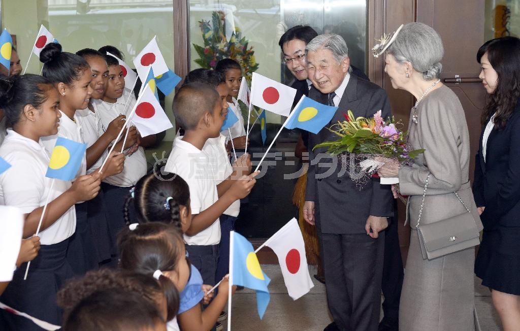 パラオ国際空港に到着し、地元の子どもたちの歓迎を受けられる天皇、皇后両陛下＝２０１５年４月８日午後、パラオ共和国・バベルダオブ島アイライ州（代表撮影）