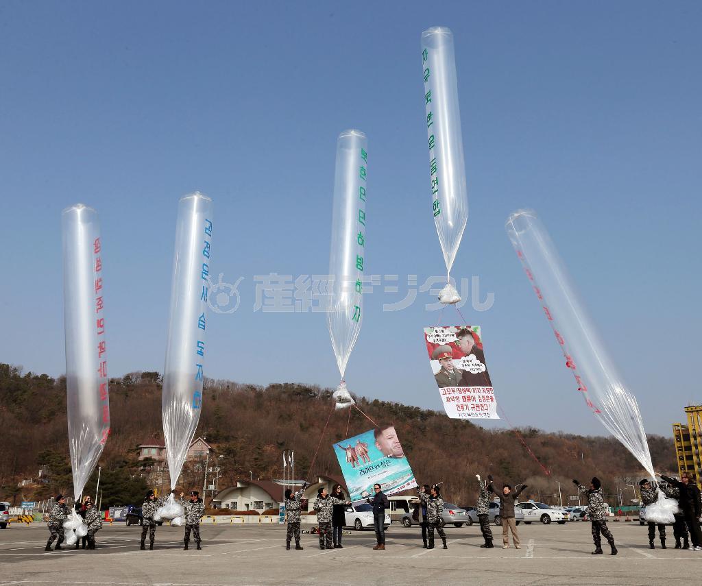 昨年１月に韓国北部の坡州で、北朝鮮を非難するビラなどを大型風船に付けて飛ばす韓国の脱北者団体＝２０１４年１月１５日（聯合＝共同）